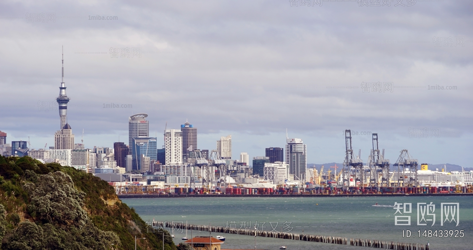现代白天海边城市外景