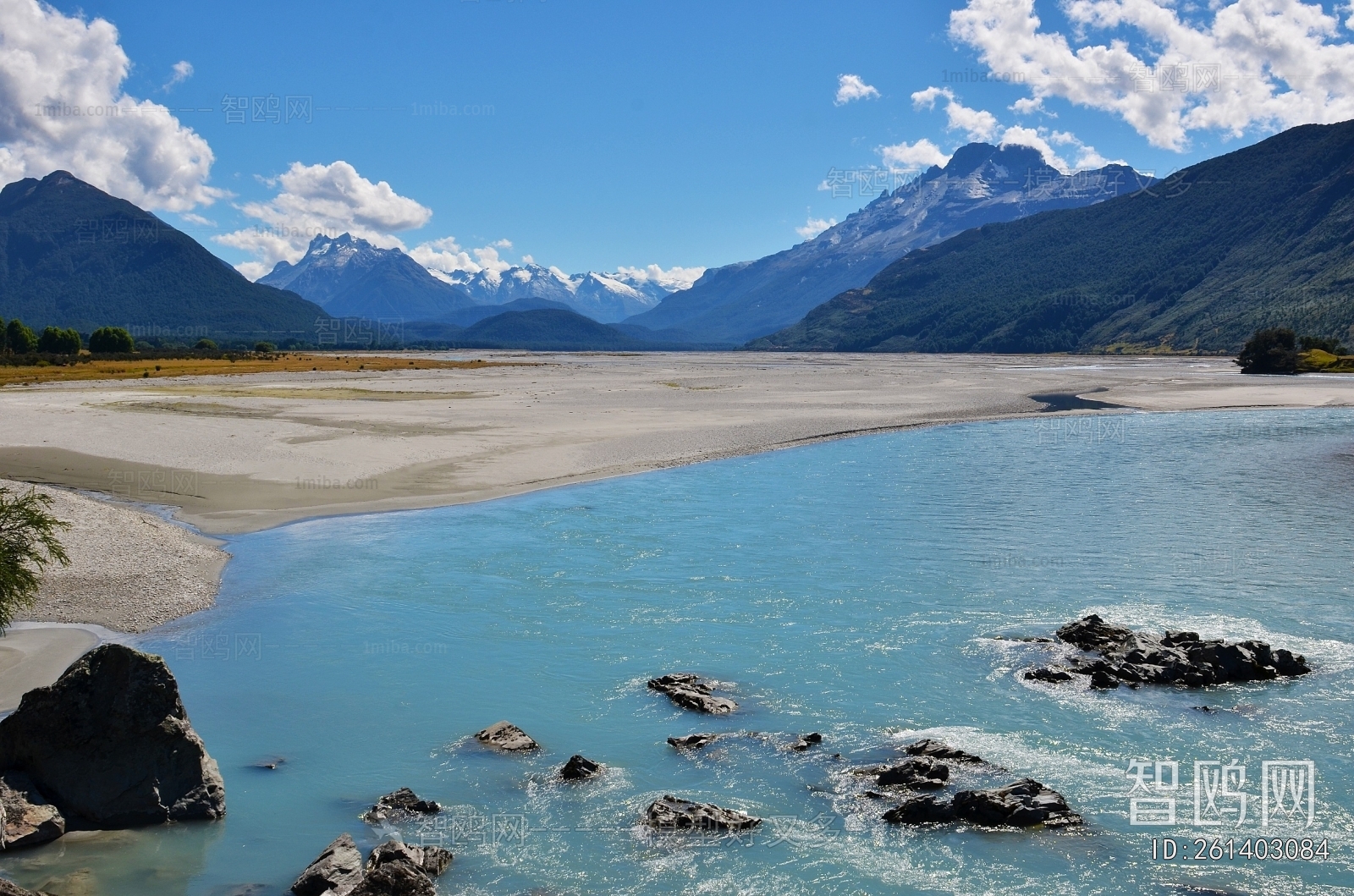 现代雪山湖泊风景