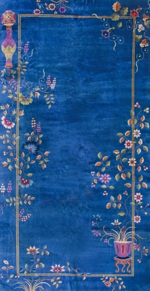 1920年代的美国设计师设计的中国地毯。受当时欧洲的Art Deco风格的影响，大胆的用色，加上中国的传统花纹图案，比如牡丹花、梅花、蔓藤、花瓶、屏风等等，形成独特的中国装饰艺术风格。地毯使用羊毛和真-ID:4003685