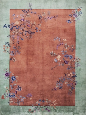1920年代的美国设计师设计的中国地毯。受当时欧洲的Art Deco风格的影响，大胆的用色，加上中国的传统花纹图案，比如牡丹花、梅花、蔓藤、花瓶、屏风等等，形成独特的中国装饰艺术风格。地毯使用羊毛和真-ID:157276454