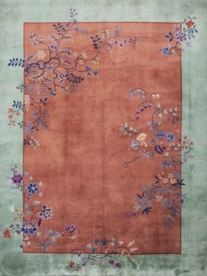 1920年代的美国设计师设计的中国地毯。受当时欧洲的Art Deco风格的影响，大胆的用色，加上中国的传统花纹图案，比如牡丹花、梅花、蔓藤、花瓶、屏风等等，形成独特的中国装饰艺术风格。地毯使用羊毛和真-ID:4006471