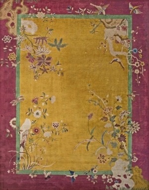 1920年代的美国设计师设计的中国地毯。受当时欧洲的Art Deco风格的影响，大胆的用色，加上中国的传统花纹图案，比如牡丹花、梅花、蔓藤、花瓶、屏风等等，形成独特的中国装饰艺术风格。地毯使用羊毛和真-ID:4007768