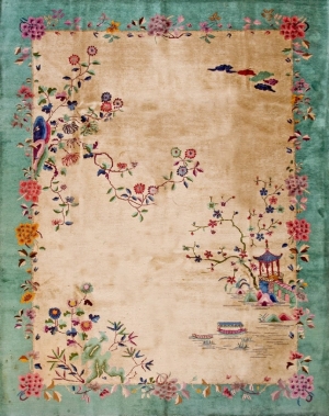 1920年代的美国设计师设计的中国地毯。受当时欧洲的Art Deco风格的影响，大胆的用色，加上中国的传统花纹图案，比如牡丹花、梅花、蔓藤、花瓶、屏风等等，形成独特的中国装饰艺术风格。地毯使用羊毛和真-ID:370741694