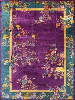 1920年代的美国设计师设计的中国地毯。受当时欧洲的Art Deco风格的影响，大胆的用色，加上中国的传统花纹图案，比如牡丹花、梅花、蔓藤、花瓶、屏风等等，形成独特的中国装饰艺术风格。地毯使用羊毛和真-ID:4008361