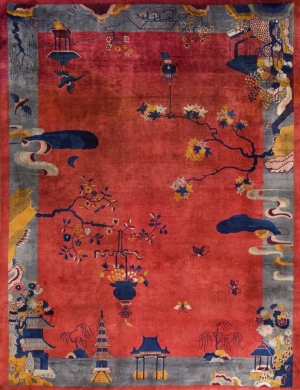 1920年代的美国设计师设计的中国地毯。受当时欧洲的Art Deco风格的影响，大胆的用色，加上中国的传统花纹图案，比如牡丹花、梅花、蔓藤、花瓶、屏风等等，形成独特的中国装饰艺术风格。地毯使用羊毛和真-ID:322387645