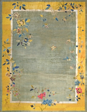 1920年代的美国设计师设计的中国地毯。受当时欧洲的Art Deco风格的影响，大胆的用色，加上中国的传统花纹图案，比如牡丹花、梅花、蔓藤、花瓶、屏风等等，形成独特的中国装饰艺术风格。地毯使用羊毛和真-ID:518197548