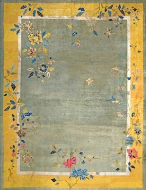 1920年代的美国设计师设计的中国地毯。受当时欧洲的Art Deco风格的影响，大胆的用色，加上中国的传统花纹图案，比如牡丹花、梅花、蔓藤、花瓶、屏风等等，形成独特的中国装饰艺术风格。地毯使用羊毛和真-ID:4008692