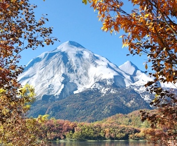 现代雪山 湖泊 秋季树木3D模型