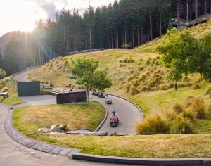 现代游乐区道路风景-ID:6307390
