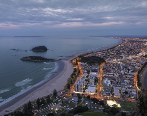 夜晚海边都市外景-ID:965588094