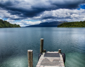 现代湖泊风景-ID:676497946