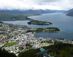 现代雪山湖泊住宅风景-ID:704241992