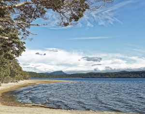 现代湖边风景-ID:925461054