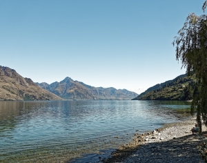现代湖泊森林风景-ID:104762081