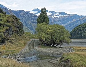 现代雪山道路风景-ID:124850995