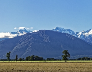 现代雪山草地风景-ID:483187912