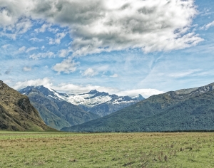 现代草地风景-ID:221080884